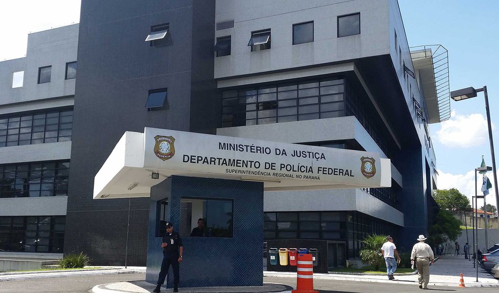 Estão previstas para esta sexta-feira (23) as oitivas dos presos temporários da Operação Arquivo X; segundo documento da Polícia Federal entregue à Justiça Federal do Paraná, as declarações serão colhidas pelos Procuradores da República que trabalham no caso; os depoimentos estão previstos para o período da manhã e da tarde desta sexta e serão realizados na Superintendência da PF em Curitiba; dentre os presos está Rubem Maciel da Costa Val, diretor da Área de Negócios Industriais da Mendes Júnior