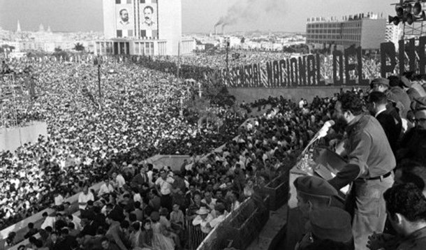 Governo de Cuba declarou nove dias de luto nacional pela morte do "comandante" Fidel Castro, desde entre as 6h deste sábado, 26, e o meio-dia de 4 dezembro; no dia 30, as cinzas de Fidel começarão a percorrer o itinerário começará que rememora a Caravana da Liberdade, em janeiro de 1959, até a província de Santiago de Cuba, acabando no dia 3 de dezembro, data em que, às 19h, será realizado ato público na Praça Antonio Maceo; cerimônia de cremação será no dia 4, às 7h, no cemitério Santa Ifigenia