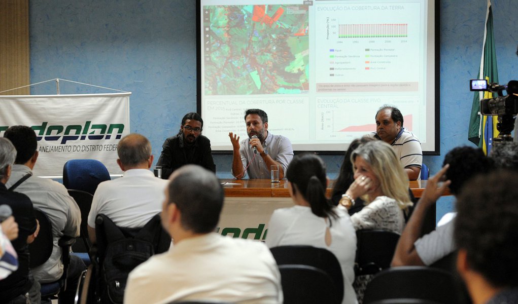 A análise da situação das terras do Distrito Federal ganhou uma ferramenta nova; a Companhia de Planejamento do DF (Codeplan) apresentou na sede da empresa, o Brasília em Mapas, portal que concentrará informações detalhadas sobre regiões da cidade; ele subsidiará estudos acadêmicos e contribuirá para a elaboração de políticas públicas referentes à ocupação do solo; pelo site é possível saber como se deu a evolução de uma determinada gleba nos últimos 30 anos, informação que facilita, por exemplo, o desenvolvimento de projetos voltados para o meio ambiente