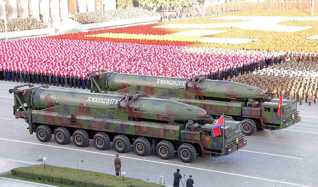 Coreia do Norte está pronta para lançar um "ataque nuclear preventivo" contra os Estados Unidos e a Coreia do Sul ao menor sinal de provocação; norte-coreanos estão preocupados com o início dos exercícios militares anuais com a participação de militares da Coreia do Sul e dos Estados Unidos que simulam uma invasão norte-coreana em larga escala; militares norte-coreanos advertiram Seul de que "a situação na península coreana é tão tensa que uma guerra nuclear pode se desencadear a qualquer momento"