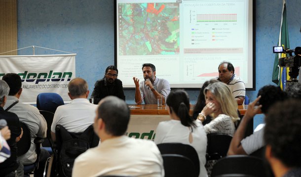 A análise da situação das terras do Distrito Federal ganhou uma ferramenta nova; a Companhia de Planejamento do DF (Codeplan) apresentou na sede da empresa, o Brasília em Mapas, portal que concentrará informações detalhadas sobre regiões da cidade; ele subsidiará estudos acadêmicos e contribuirá para a elaboração de políticas públicas referentes à ocupação do solo; pelo site é possível saber como se deu a evolução de uma determinada gleba nos últimos 30 anos, informação que facilita, por exemplo, o desenvolvimento de projetos voltados para o meio ambiente