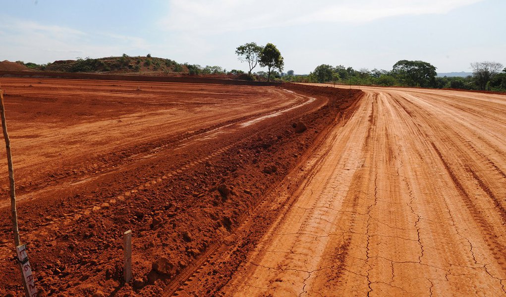 Retomadas em julho deste ano pela atual gestão, as obras da primeira etapa do Aterro Sanitário Oeste incluem a construção da primeira célula de aterramento, permitirá que o local passe a funcionar em meados de 2016; com a obra, o governo de Brasília se enquadrará na Política Nacional de Resíduos Sólidos, que determina a desativação de lixões e a construção de aterros sanitários em todas as capitais do Brasil até 2018
 