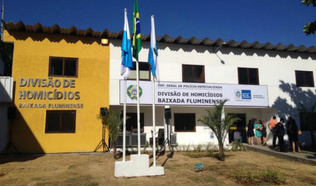 Equipes da Divisão de Homicídios da Baixada Fluminense (DHBF) fizeram uma perícia no carro que pode ser o que foi utilizado pelos suspeitos que mataram a médica Gisele Palhares Gouveia na Linha Vermelha, na Zona Norte do Rio, no dia 26 de junho; o veículo tinha a sigla com iniciais de uma facção criminosa pichado em vários locais; o laudo da necropsia comprovou que a médica morreu com um tiro na cabeça; a médica morreu na divisa entre Pavuna e São João de Meriti, na Baixada Fluminense