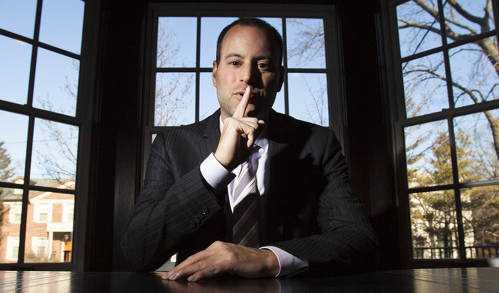 Noel Biderman, o presidente-executivo da Avid Life, controladora do site de infidelidade conjugal Asheley Madison, deixou a empresa, semanas depois que hackers lançaram um ataque que distribuiu dados sensíveis de milhões dos clientes da página; autoridades policiais que investigam o ataque afirmaram que a invasão já causou duas tentativas de extorsão e pelo menos dois suicídios não confirmados