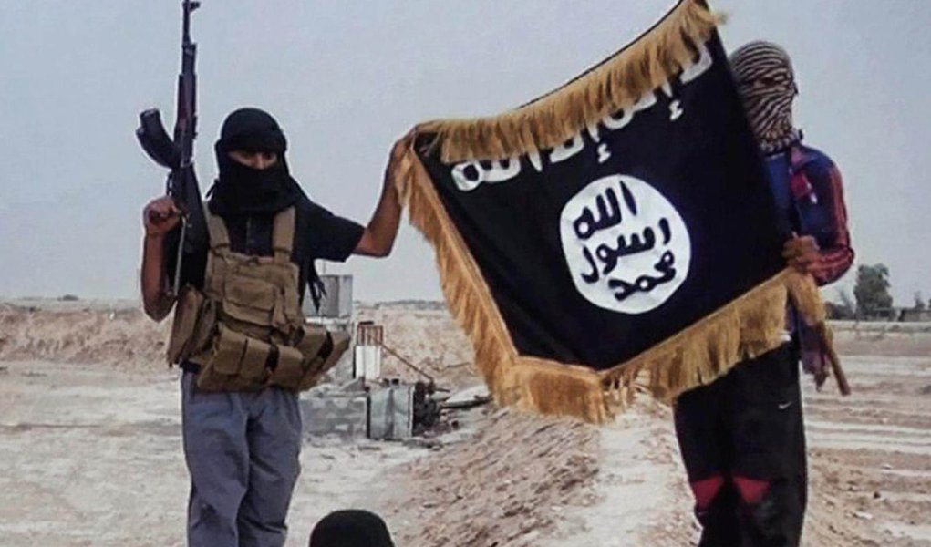 O adolescente Ali Amin, de 17 anos, foi condenado por um tribunal do estado norte-americano de Virgínia cumprir a 11 anos de reclusão em uma prisão federal por ter usado as redes sociais para apoiar o grupo radical Estado Islâmico (Iis); "A sentença de hoje demonstra que aquele que usar mídias sociais como ferramenta para providenciar suporte e recursos para o Isis será identificado e processado com não menos vigilância que aqueles que viajarem para pegar em armas junto ao Isis", disse a procuradora Dana Boente