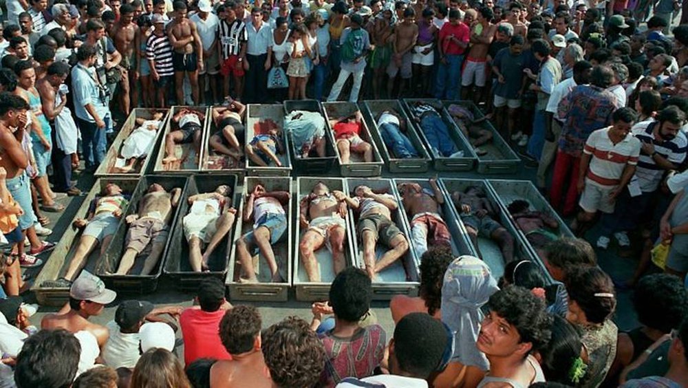 No dia da tragédia, cerca de 50 homens encapuzados, armados com metralhadoras, escopetas, pistolas e granadas, invadiram a favela de Vigário Geral, na zona norte do Rio, arrombaram casas e atiraram de forma indiscriminada nos moradores. Vinte e uma pessoas foram executadas. Todas tinham endereço fixo, profissão definida e sem antecedentes criminais