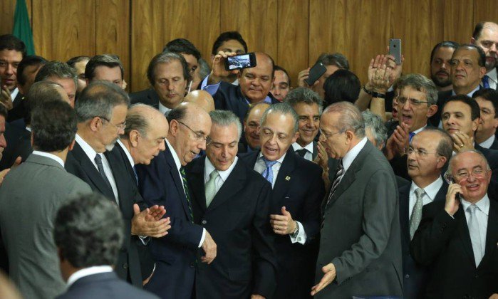 Toda essa gente derrotada só chegou onde está, agora, por conta do golpe comandado pelo PMDB, um exército de ocupação neoliberal em marcha para destruir todos os avanços sociais dos últimos 13 anos. Além, claro, de vender o que sobrou do patrimônio nacional para companhias privadas estrangeiras