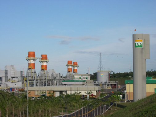 Petrobras enviou carta ao Ministério de Minas e Energia em que ameaça desligar suas termelétricas se não houver o pagamento de cerca de R$ 1,5 bilhão que a empresa tem a receber no mercado de energia, que não foram quitados devido à inadimplência nas operações; "O volume de recursos devidos e não pagos... torna urgente uma providência deste Ministério para evitar que a Petrobras chegue a uma situação em que não haverá outra solução senão interromper a geração termelétrica", afirmou a Petrobras por meio de carta