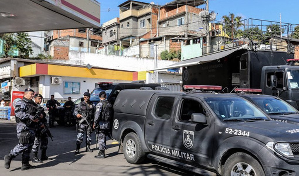 Policiais civis fazem uma operação contra a venda de drogas e roubos cometidos por quadrilhas de seis comunidades da zona norte do Rio de Janeiro; a ação busca cumprir 41 mandados de prisão preventiva nos morros do Juramento, Urubu, Macacos, Primavera e Jorge Turco, além do Complexo da Pedreira