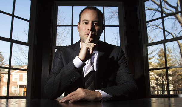 Noel Biderman, o presidente-executivo da Avid Life, controladora do site de infidelidade conjugal Asheley Madison, deixou a empresa, semanas depois que hackers lançaram um ataque que distribuiu dados sensíveis de milhões dos clientes da página; autoridades policiais que investigam o ataque afirmaram que a invasão já causou duas tentativas de extorsão e pelo menos dois suicídios não confirmados