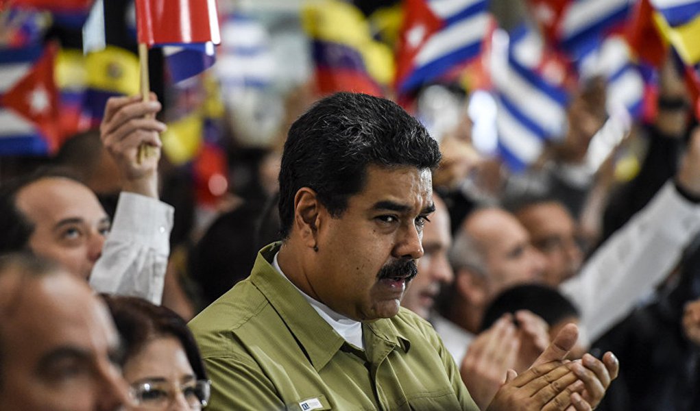 "Como presidente, peço que as autoridades governamentais não deixem impunes as violações da Constituição e desrespeito à ordem legítima, ontem, um manifesto golpista foi adotado pela Assembleia Nacional", declarou Maduro durante transmissão ao vivo da televisão estatal