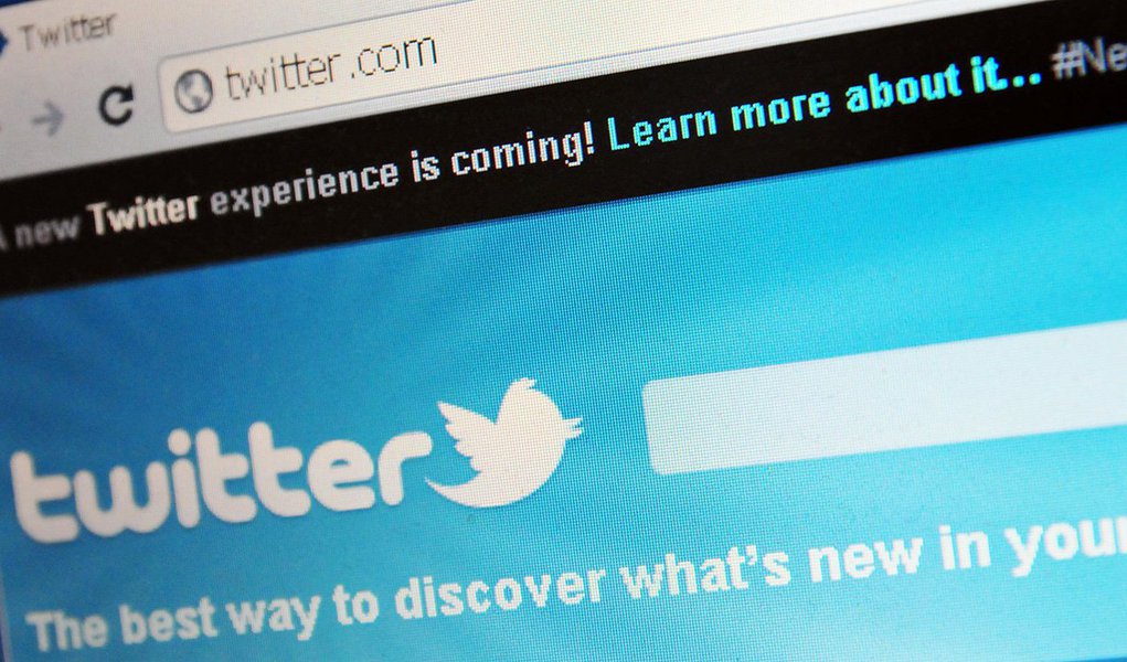 O Twitter irá implantar um plano de reestruturação e de contenção de gastos que envolverá a demissão de 336 funcionários, o equivalente a 8% do total de empregados na companhia; cortes deverão custar cerca de US$ 20 milhões em razão dos custos trabalhistas