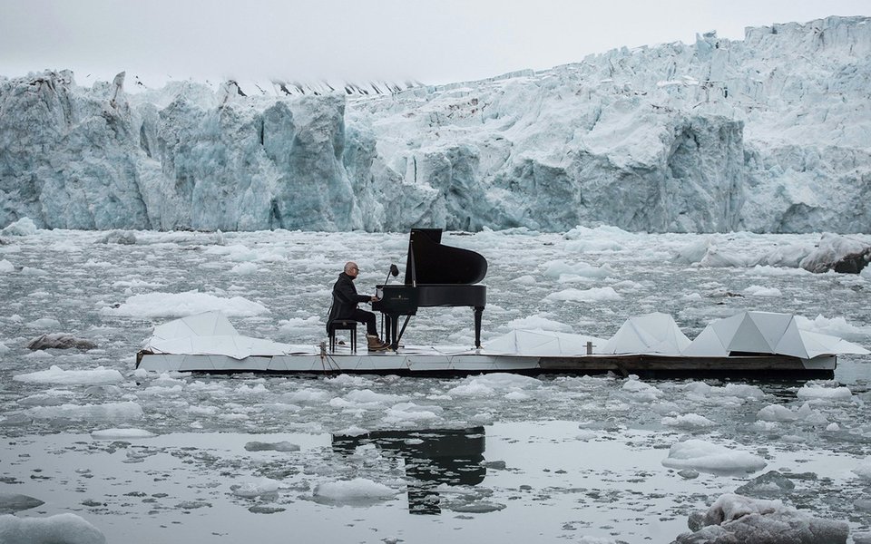 Convidado pelo Greenpeace, o italiano Ludovico Einaudi, músico e compositor de fama mundial, estreou sua composição inédita “Elegy for the Arctic”, em uma performance sugestiva ao largo do glaciar Wahlenbergbreen, nas Ilhas Svalbard (Noruega), para a defesa do Ártico.