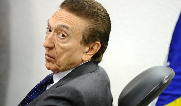 Em delação premiada na Operação Lava Jato, um dos executivos da Camargo Corrêa Luiz Carlos Martins afirmou que a empreiteira usou uma microempresa sediada em Santana de Parnaíba (SP) para pagar R$ 2 milhões ao senador Edison Lobão (PMDB-MA); o depoimento foi prestado em março à PF, em Brasília, por ordem do STF; segundo Martins, o pagamento estava relacionado à construção da usina hidrelétrica de Belo Monte, no Pará; ele disse que o repasse foi efetuado porque Lobão “teria ajudado a montar os consórcios e para que ele não impusesse obstáculos ao andamento da obra”
