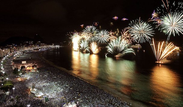 Teve início nesta segunda-feira (7) a venda de bilhetes para aqueles que têm interesse em usar os serviços do metrô para assistir a queima de fogos em Copacabana, durante a virada do ano; os bilhetes especiais começaram a ser comercializados, e cada cliente tem direito a comprar dez unidades; seis estações estão realizando a venda das entradas especiais: Pavuna, Uruguai, Carioca, Glória e Siqueira Campos, das 9h às 21h; além da estação da Central, das 10h às 21h; os bilhetes estarão à venda até o dia 25 de dezembro
