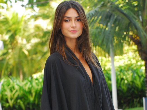 A atriz Thaila Ayala não gostou de ser parada na Receita Federal, ao desembarcar no Brasil, pois teve que pagar uma taxa pelo seu computador que equivalia ao valor do produto; nas redes sociais, ela se revoltou; “Parabéns Brasil. Parabéns você que mora nesse país de merda, é parada na Receita Federal e tem que pagar pela segunda vez seu computador! Você chega já desesperada para ir embora porque é um país de muita injustiça! Simplesmente somos assaltados diariamente!”, disse