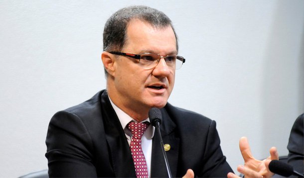 Ministro da Previdência, Carlos Gabas, afirmou que a presidente Dilma Rousseff ainda não tomou uma decisão sobre um eventual veto à flexibilização do fator previdenciário, mas disse que a alteração na regra de aposentadoria aprovada no Congresso Nacional torna a Previdência "inviável" desde já; Gabas acrescentou que o governo quer manter o diálogo com os sindicalistas, mesmo que Dilma decida eventualmente vetar a flexibilização; "Não tomaremos medida que coloque em risco a sustentabilidade do modelo previdenciário brasileiro", disse