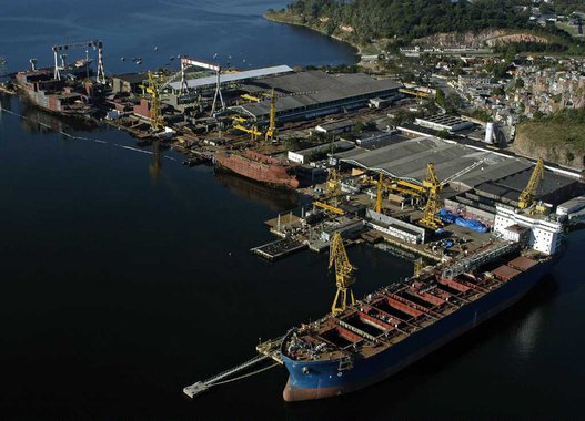 O Tribunal Regional do Trabalho (TRT) suspendeu a audiência de conciliação para pagamento de salários atrasados e indenizações dos cerca de 3 mil empregados do Estaleiro Eisa, antigo Estaleiro Mauá; a empresa fechou as portas no início deste mês, após demitir mil operários no dia 23 de junho; outros 2 mil funcionários foram aconselhados a ficar em casa, depois do encerramento da jornada de trabalho, no dia 2