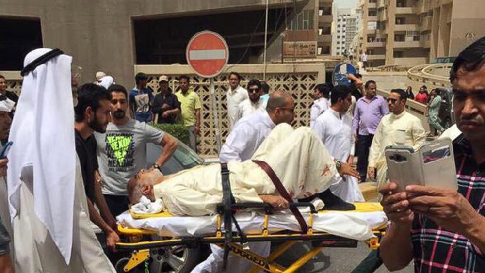 O ataque reivindicado pelo grupo Estado Islâmico (EI) feito nesta sexta-feira, 26, contra uma mesquita xiita na capital do Kuwait matou 25 pessoas, segundo dados atualizados pelo Ministério do Interior; em um comunicado divulgado pela agência de notícias oficial Kuna, a pasta informou que há 202 pessoas feridas; os últimos números, divulgados pelos serviços de emergência da capital do Kuwait, apontavam para 13 mortos após o atentado