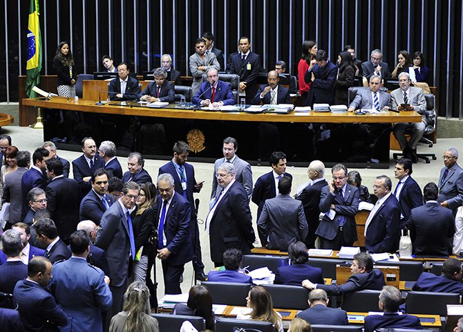 Não se pode aceitar sob hipótese alguma que partidos de inspiração democrática façam acordos espúrios com partidos fundamentalistas em busca de votos em nome da família, da igreja e de deus