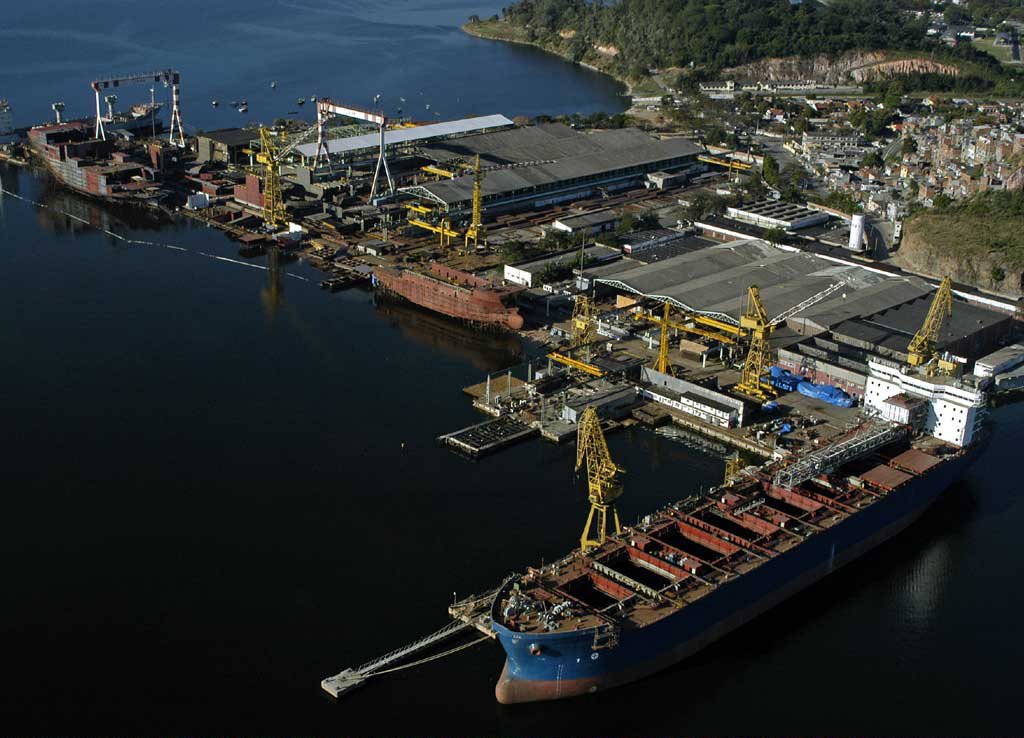 O Tribunal Regional do Trabalho (TRT) suspendeu a audiência de conciliação para pagamento de salários atrasados e indenizações dos cerca de 3 mil empregados do Estaleiro Eisa, antigo Estaleiro Mauá; a empresa fechou as portas no início deste mês, após demitir mil operários no dia 23 de junho; outros 2 mil funcionários foram aconselhados a ficar em casa, depois do encerramento da jornada de trabalho, no dia 2