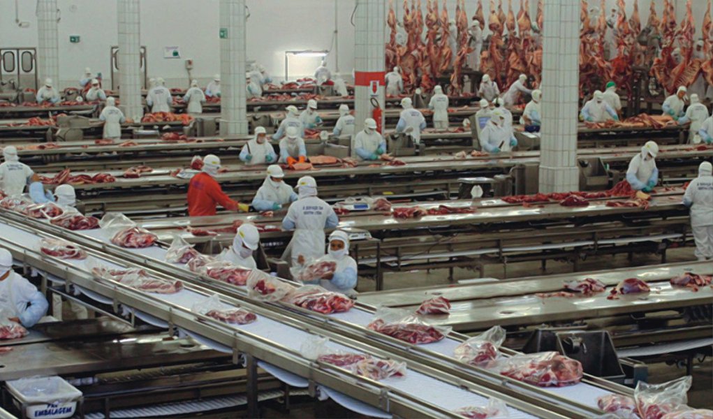 Em até 60 dias, 13 estados brasileiros e o Distrito Federal poderão exportar carne in natura para os Estados Unidos, anunciou nesta segunda (29) o Ministério da Agricultura, Pecuária e Abastecimento; atualmente, o país pode vender apenas carne industrializada para o mercado norte-americano; a medida beneficia Bahia, Distrito Federal, Espírito Santo, Goiás, Mato Grosso, Mato Grosso do Sul, Minas Gerais, Paraná, Rio Grande do Sul, Rio de Janeiro, Rondônia, São Paulo, Sergipe e Tocantins; as 14 unidades da Federação estão livres da febre aftosa e com a vacinação dos rebanhos em dia
 