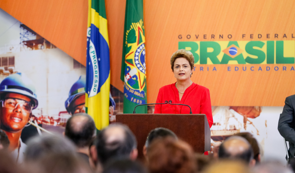 A presidente Dilma Rousseff deve assinar ainda nesta segunda (13) uma medida provisória que cria os fundos de Desenvolvimento Regional e de Compensação dos Estados por perdas com a reforma do ICMS; o assunto foi tema de discussão esta tarde entre o vice-presidente Michel Temer, os ministros da Fazenda, Joaquim Levy, da Casa Civil, Aloizio Mercadante, e líderes da base aliada no Senado; nesta semana, os senadores devem apreciar o projeto que unifica o ICMS e a proposta que estabelece regras para regularização do dinheiro enviado irregularmente ao exterior, de autoria do senador Randolfe Rodrigues (PSOL)