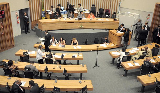 Aprovada pela Câmara Legislativa, a Lei de Diretrizes Orçamentárias (LDO) para o ano de 2016 prevê que o governo terá orçamento total de R$ 29,9 bilhões; o recurso é R$ 500 milhões maior em comparação ao exercício de 2015; o projeto original recebeu 156 emendas dos deputados distritais, sendo 126 acatadas; a previsão para investimentos em todas as áreas é de R$ 1,4 bilhão; o valor está dentro da média dos últimos anos