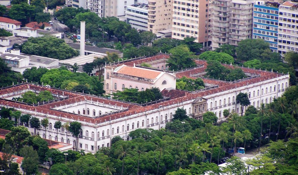 O acúmulo de dívidas na UFRJ ao longo deste ano, de mais de R$ 115 milhões, pode resultar em uma situação em que não será mais possível honrar todos os pagamentos a partir de setembro, segundo o novo reitor da instituição, Roberto Leher; "As dívidas estarão se avolumando. Vai chegar um momento do ano, provavelmente a partir de setembro, em que as dívidas que estão se acumulando no primeiro semestre, hoje superiores a R$ 115 milhões, criarão uma situação em que a universidade já não será mais capaz de honrar todos os seus pagamentos", alertou