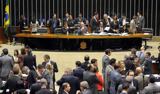 Plenário da Câmara derrubou a duração de cinco anos para os mandatos de presidente da república, governadores, prefeitos, deputados, vereadores e senadores; nesta quarta-feira, durante a votação das emendas ao texto aprovado em segundo turno, uma emenda apresentada pelo líder do DEM, Mendonça Filho (PE), tentou restabelecer a reeleição para presidente da República, mas foi rejeitada pelos deputados