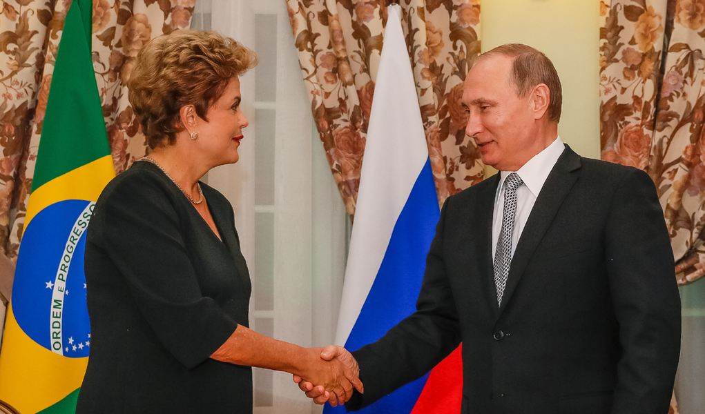 A presidente Dilma Rousseff, em encontro bilateral com o presidente russo, Vladimir Putin, em Ufa, na Rússia, informou que a 7ª cúpula do Brics, que começou nesta quarta (8), “será um momento especial para o bloco, que se consolidará com a criação do Novo Banco de Desenvolvimento e do Arranjo Contingente de Reservas”; sobre a relação entre Brasil e Rússia, Dilma destacou a área de ciência e tecnologia e acrescentou que os dois países devem desenvolver o comércio bilateral, que tem reconhecido potencial de crescimento; "O Brasil tem agora uma oportunidade ímpar, com seu plano de investimento em logística, de atrair empresas russas, que são grandes especialistas em portos e em ferrovias", afirmou