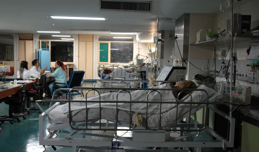 Apesar de ter decretado estado de emergência por causa do desabastecimento na rede pública de Saúde, o Distrito Federal já empenhou neste ano R$ 92,1 milhões a mais em vigilância, limpeza e alimentação de hospitais e outras unidades da área do que para compra de medicamentos; desde janeiro o governo local empenhou R$ 246,5 milhões com serviços de manutenção de hospitais e unidades da saúde; para remédios, foram R$ 154,4 milhões; atualmente, há estoques zerados de 73 remédios 