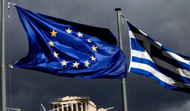 O Eurogrupo recusou-se hoje (27) a estender o programa de resgate grego, que termina na próxima terça-feira (30), prolongando o impasse nas negociações entre a Grécia e os credores, que se arrastam desde fevereiro, quando o programa de resgate ganhou prazo até junho. A situação agora se agrava pelo anúncio de um referendo pelo governo grego; além de terminar o programa de resgate, na próxima terça-feira (30), expira o prazo para a Grécia pagar a parcela de quase 1,6 bilhão de euros ao FMI