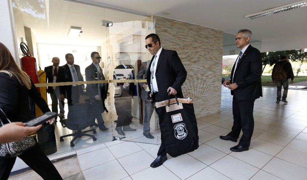 A advogada Dora Cavalcanti foi impedida, nesta quinta-feira 16, pela delegada da Polícia Federal Renata da Silva Rodrigues, em Curitiba, de acompanhar o seu cliente, o empresário Marcelo Odebrecht, em depoimento no âmbito da operação 'lava jato'; "Que loucura. E o ministro da Justiça achando tudo normal...", comenta o blogueiro Miguel do Rosário, do Cafezinho