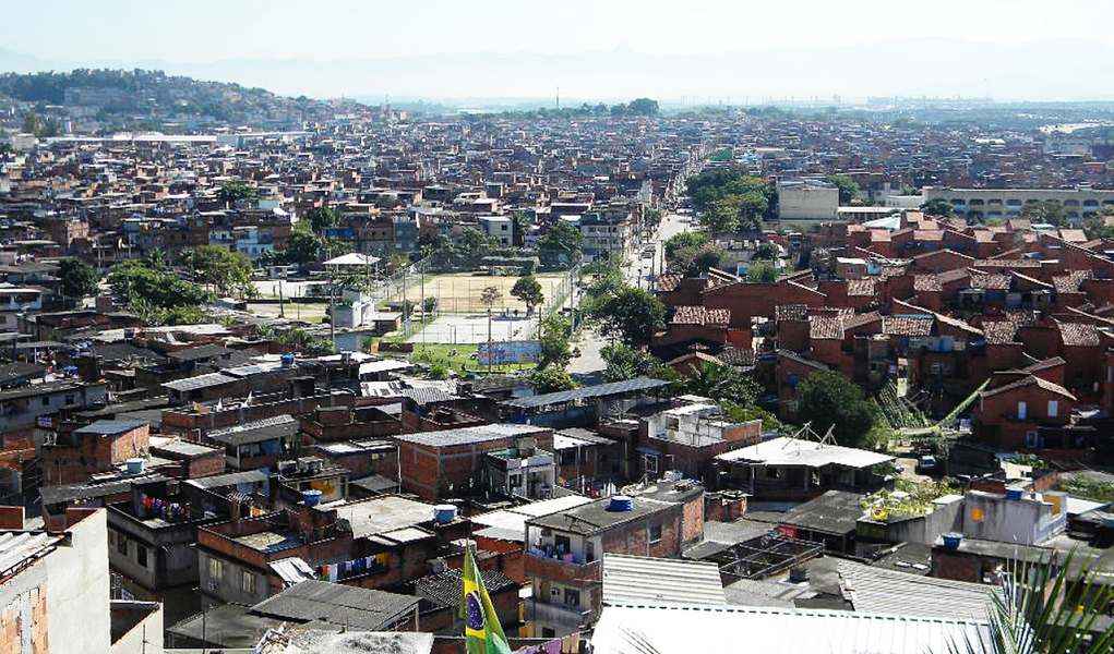 Após a saída do Exército e do Corpo de Fuzileiros Navais, forças estaduais realizaram a primeira ação de combate ao tráfico de drogas no Complexo de Favelas da Maré, na zona norte do Rio; a ação – a cargo do Gaeco, MP-RJ e da Coordenadoria de Inteligência da PM – tem como objetivo cumprir 27 mandados de busca e apreensão, expedidos pela juíza da 36ª Vara Criminal da Capital, Simone Ferraz, contra facções criminosas que comandam o tráfico de drogas na região