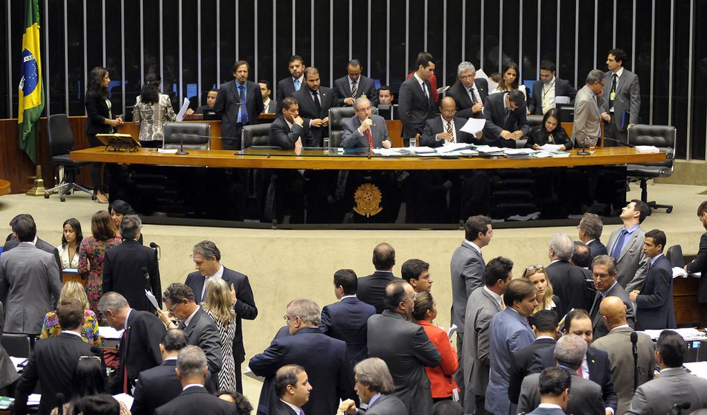 Plenário da Câmara derrubou a duração de cinco anos para os mandatos de presidente da república, governadores, prefeitos, deputados, vereadores e senadores; nesta quarta-feira, durante a votação das emendas ao texto aprovado em segundo turno, uma emenda apresentada pelo líder do DEM, Mendonça Filho (PE), tentou restabelecer a reeleição para presidente da República, mas foi rejeitada pelos deputados