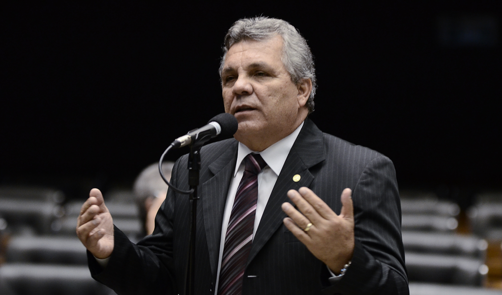 Líder da bancada da bala e coronel aposentado da Polícia Militar, o deputado federal Alberto Fraga (DEM-DF) disse nesta quarta (8), que a presidente Dilma Rousseff "nunca foi torturada"; o parlamentar disse que a petista usa uma "conversa fiada" para tentar desqualificar o uso da delação premiada na Operação Lava Jato; esta não é a primeira vez que o demista passa dos limites; em maio, ele disse, em referência à deputada Jandira Feghali (PCdoB-RJ), que "mulher que entra na política e bate como homem, tem que apanhar como homem"