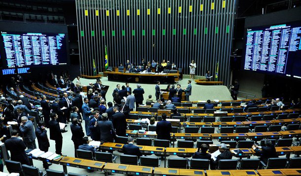 Com a volta do Congresso Nacional ao trabalho após o fim do recesso legislativo, no próximo dia 3, o governo terá que enfrentar uma série de negociações em torno da votação de 22 vetos presidenciais; são matérias aprovadas por deputados e senadores nos últimos meses e que foram integral ou parcialmente vetadas pelo Planalto – a maior parte delas em razão dos grandes impactos financeiros que ocasionariam; estão na pauta, por exemplo, os vetos à mudança no fator previdenciário, aos benefícios concedidos aos servidores públicos dos ex-territórios de Roraima, Rondônia e do Amapá e ao reajuste dos servidores do Judiciário