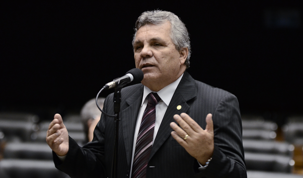 Líder da bancada da bala e coronel aposentado da Polícia Militar, o deputado federal Alberto Fraga (DEM-DF) disse nesta quarta (8), que a presidente Dilma Rousseff "nunca foi torturada"; o parlamentar disse que a petista usa uma "conversa fiada" para tentar desqualificar o uso da delação premiada na Operação Lava Jato; esta não é a primeira vez que o demista passa dos limites; em maio, ele disse, em referência à deputada Jandira Feghali (PCdoB-RJ), que "mulher que entra na política e bate como homem, tem que apanhar como homem"
