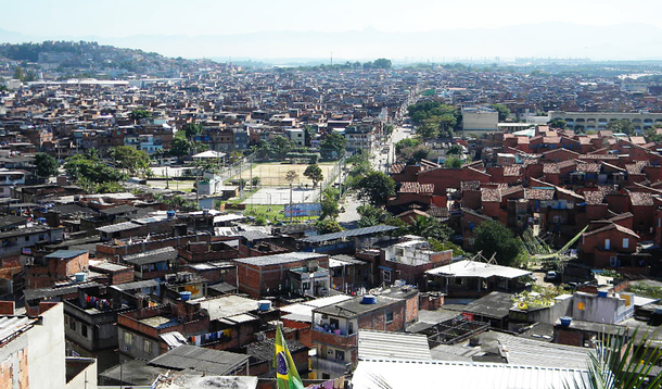 Após a saída do Exército e do Corpo de Fuzileiros Navais, forças estaduais realizaram a primeira ação de combate ao tráfico de drogas no Complexo de Favelas da Maré, na zona norte do Rio; a ação – a cargo do Gaeco, MP-RJ e da Coordenadoria de Inteligência da PM – tem como objetivo cumprir 27 mandados de busca e apreensão, expedidos pela juíza da 36ª Vara Criminal da Capital, Simone Ferraz, contra facções criminosas que comandam o tráfico de drogas na região