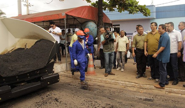 Os governos Flávio Dino e Edivaldo Holanda Junior lançam o projeto Interbairros, que ligará os bairros da capital maranhense, aprimorando as vias urbanas e construindo novas pontes; o projeto receberá investimentos na ordem de R$ 32 milhões em recursos estaduais e tem como objetivo diminuir o congestionamento das principais avenidas de São Luís; serão construídas 14 conexões entre bairros, totalizando 21,4 km; a maior intervenção será entre a estrada Maioba e Avenida dos Holandeses, onde serão executados 8,5 km