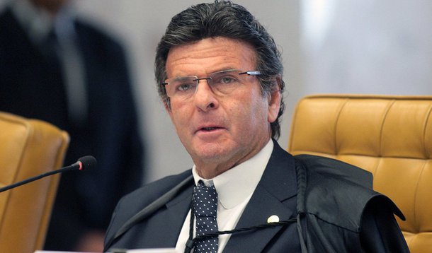 No processo que investiga irregularidades nas contas da campanha que podem resultar até na cassação do diploma de Dilma Rousseff, dos sete ministros do TSE, três tendem hoje a votar contra o governo (Gilmar Mendes, Dias Toffoli e João Otávio de Noronha) e três a favor (Luciana Lóssio, Henrique Neves e Maria Thereza Assis Moura); placar estaria por um voto: o do ministro Luiz Fux, que condenou todos os réus no chamado ‘mensalão’