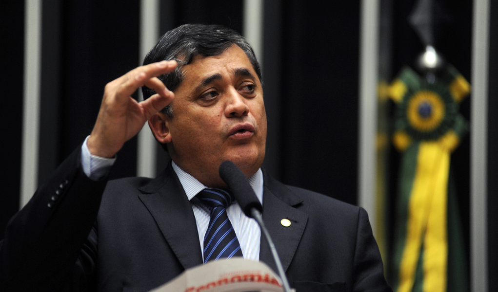 Ao solicitar respeito ao que chamou de “jogo democrático”, o líder do governo na Câmara dos Deputados, José Guimarães (PT), disse nesta segunda (6) que falar em impeachment “parece piada” e uma postura de uma oposição e de uma direita truculenta; "Querem governar o Brasil, ganhem primeiro a eleição. A democracia tem regras, qualquer coisa fora disso é uma ameaça ao Estado Democrático de Direito", afirmou; Guimarães rebateu ainda as críticas de que há crise na articulação do governo com a base aliada no Congresso
 