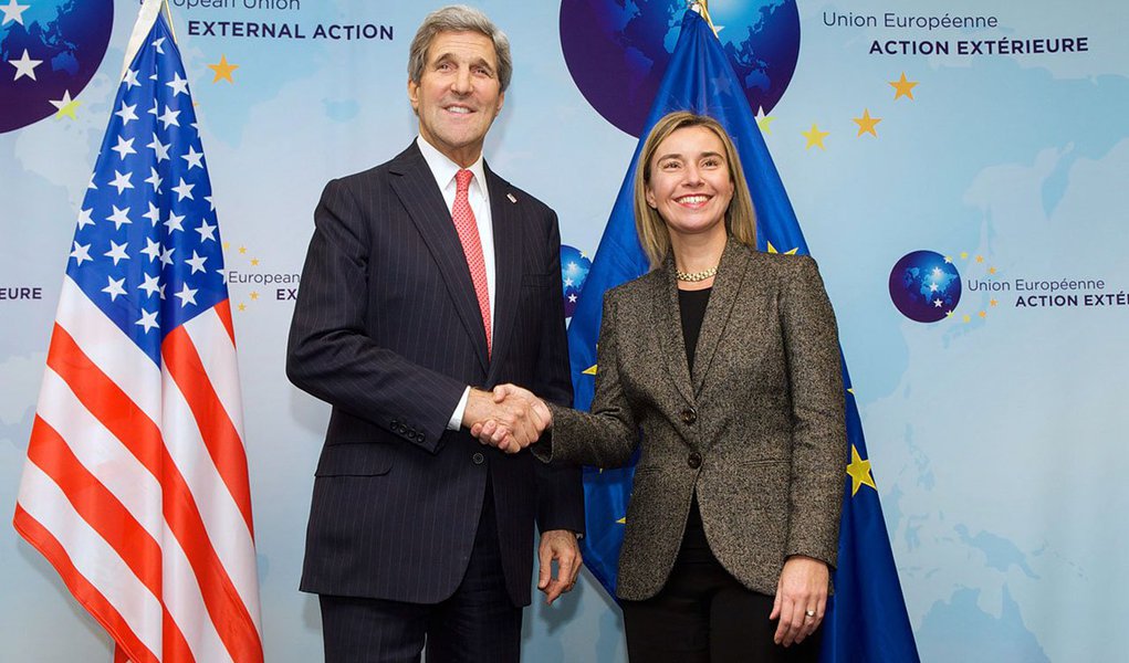A chefe da diplomacia europeia, Federica Mogherini, disse que um acordo nuclear com o Irã está muito perto de ser alcançado; a informação também foi divulgada pelo secretário de Estado norte-americano, John Kerry; "A hora é agora. Estamos muito perto", declarou Mogherini aos jornalistas em Viena; "Estamos no último quilômetro dessa maratona. Estamos em condições de chegar lá"", acrescentou