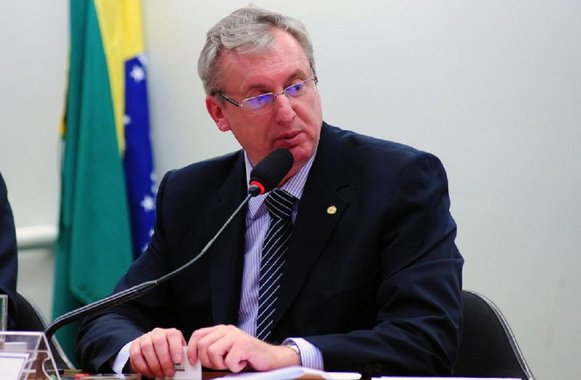 Deputado federal Celso Pansera (PMDB-RJ) negou ser "pau mandado de Eduardo Cunha" na CPI da Petrobras e diz que está apenas cumprindo seu trabalho como parlamentar; reação é devido à acusação do doleiro Alberto Youssef, que disse estar sendo intimidado na Comissão por um "deputado pau mandado de Eduardo Cunha"; crise é porque nos últimos dois meses o deputado pediu duas vezes à CPI a quebra do sigilo bancário da ex-mulher e duas filhas do doleiro investigado