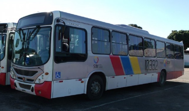 Os rodoviários da Sociedade de Transportes Coletivos de Brasília (TCB) decidiram por fim à greve iniciada em 13 de julho; a categoria pedia um aumento de 20% nos salários — o que não é possível no momento, já que o governo atingiu o limite prudencial da LRF com gastos de pessoal (46,55%)