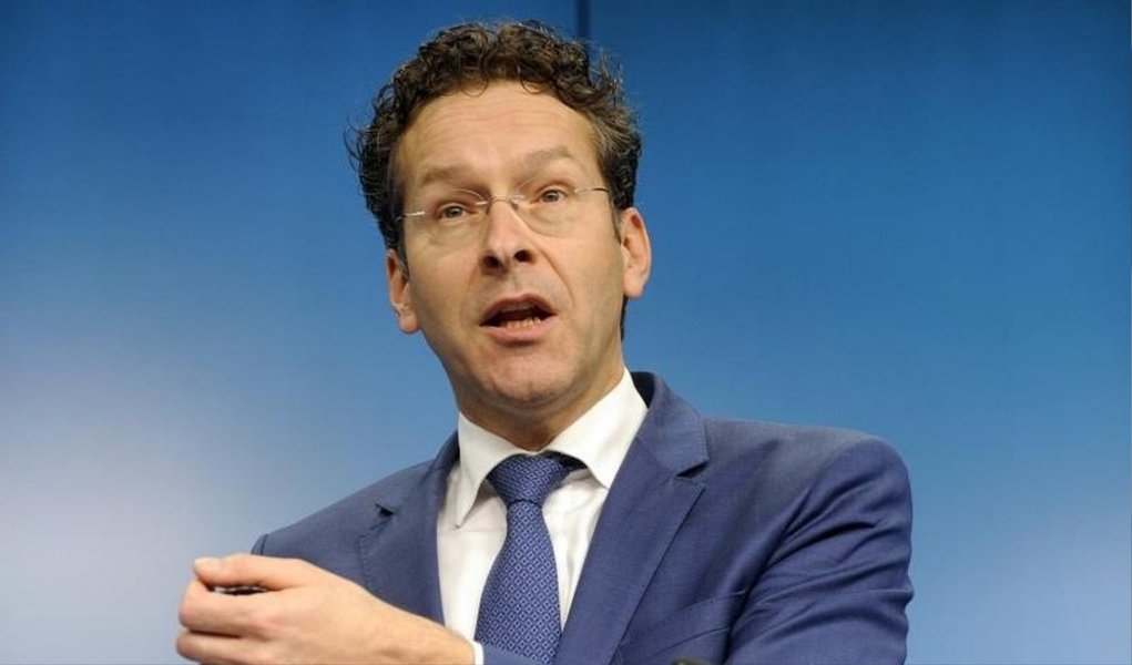 A decisão da Grécia de convocar um referendo sobre as demandas de seus credores não a isenta de pagar suas dívidas, disse o presidente do grupo dos ministros das Finanças da zona do euro, Jeroen Dijsselbloem, neste sábado; "É responsabilidade do governo grego em cumprir com as suas obrigações, primeiramente com o FMI", disse ele