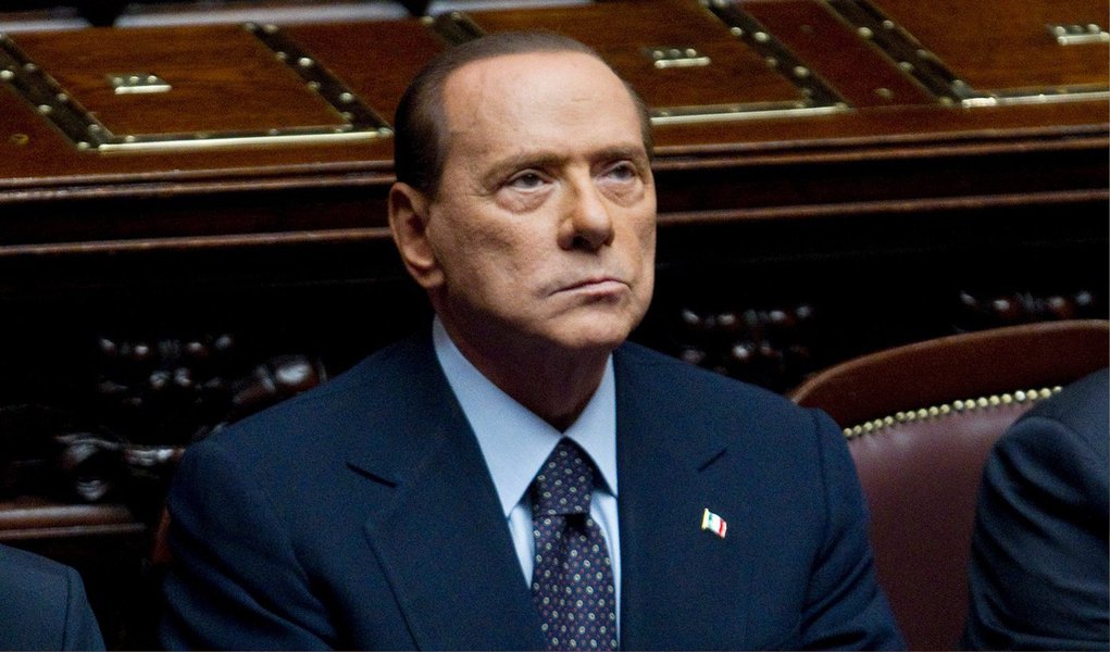 Procuradoria de Nápoles pediu uma pena de cinco anos de prisão para o ex-primeiro-ministro italiano Silvio Berlusconi, acusado de ter corrompido um senado; decisão do tribunal deverá sair no dia 8 de julho.; o ex-chefe do governo italiano, de 78 anos, poderá recorrer no caso de ser condenado