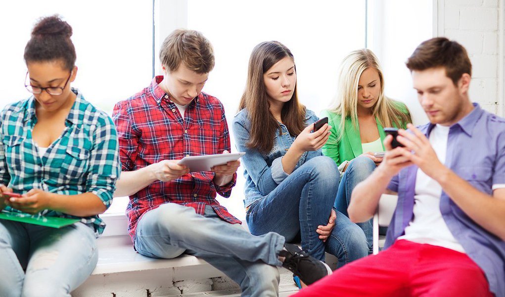 O celular superou os computadores de mesa e passou a ser o aparelho mais usado por crianças e adolescentes para acessar internet; pesquisa divulgada nesta terça-feira 28 pelo Comitê Gestor da Internet (CGI) indicou que 82% dos jovens acessam a rede por telefones móveis, enquanto 56% navegam em dispositivos fixos