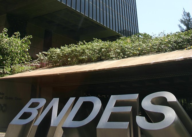 Todo mundo já percebeu que a “próxima vítima” da oposição é o BNDES. Será mais difícil, porém, porque o papel do BNDES na era tucana foi tão podre, tão medíocre, tão antinacionalista, que pode ser um grande tiro no pé